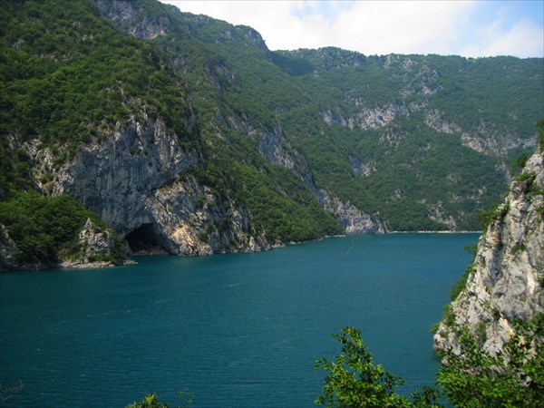 Фантастически красивая дорога вдоль водохранилища